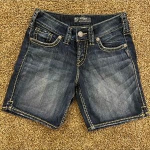 Silver “Suki” jean shorts, size 25